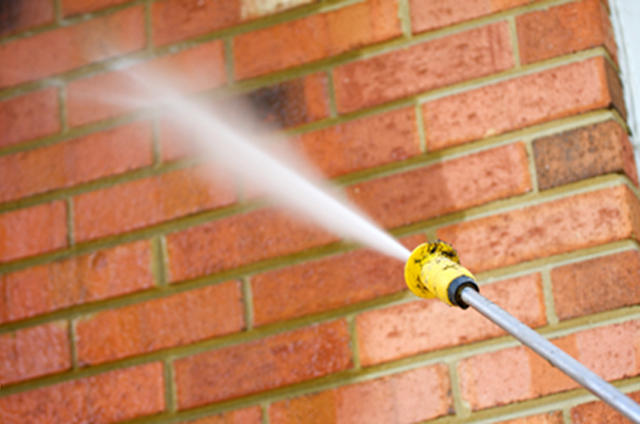 Lavage de brique après travaux maçonnerie