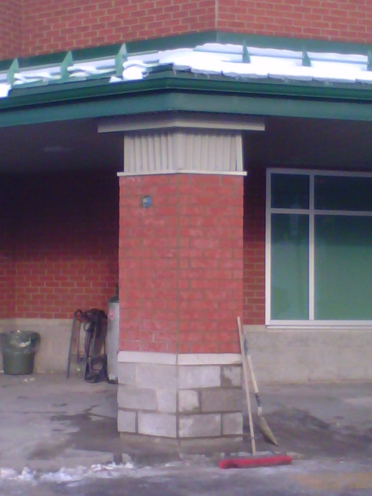 Colonne de brique restaurée par un maçon à Montréal