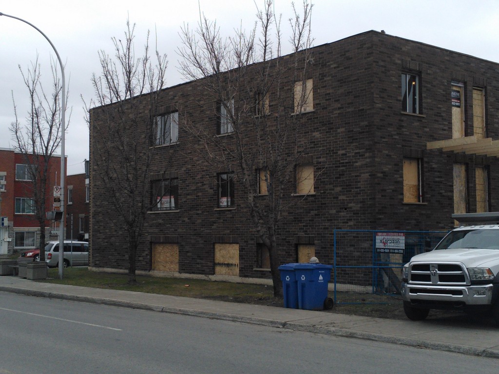 Immeuble de brique en cours de restauration de maçonnerie à Montréal