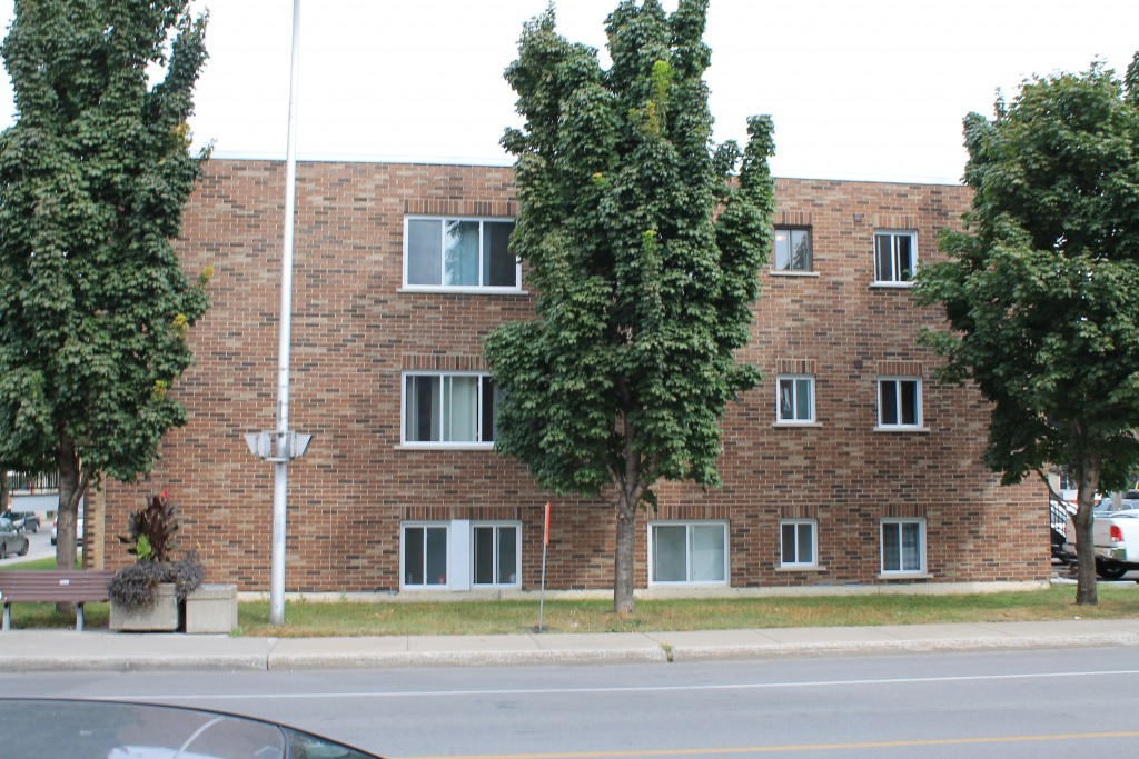 Immeuble à logements de brique claire à Saint-Laurent, Montréal