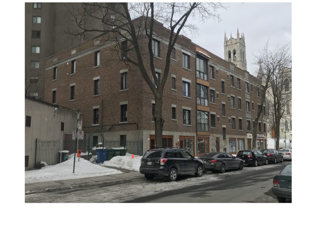 Immeuble à logements de brique au centre-ville de Montréal