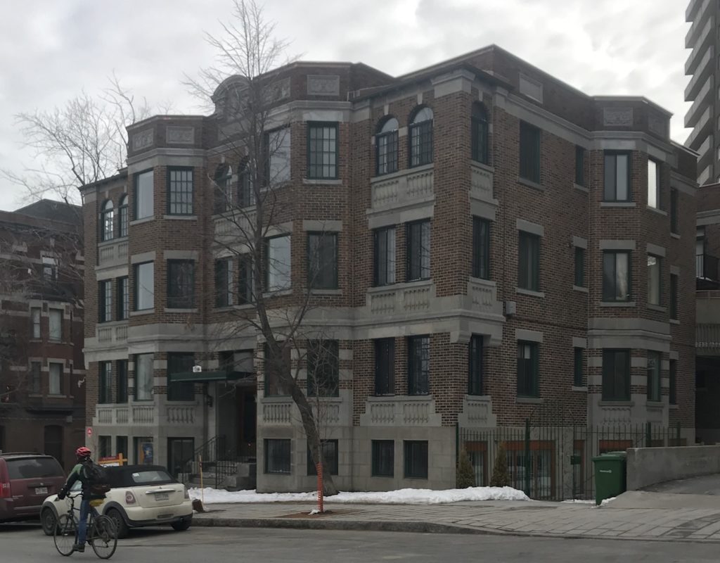 Restauration de joints de brique sur un immeuble d'appartements montréalais