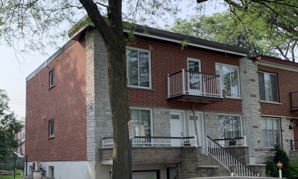 Brique Pierre-Chevrier sur la façade d'un quadruplex résodentiel