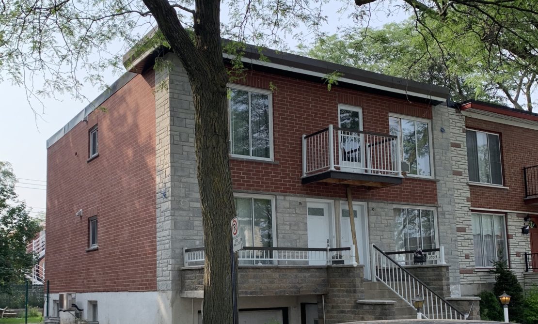 Brique Pierre-Chevrier sur la façade d'un quadruplex résodentiel