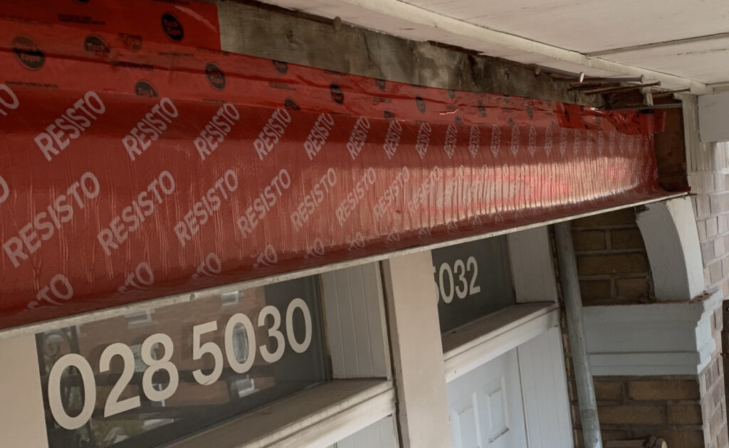 Linteau de fenêtre remplacé sur une façade de brique montréalaise