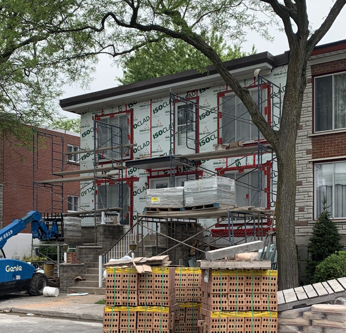 Réparation d'un mur de brique quadruplex résidentiel