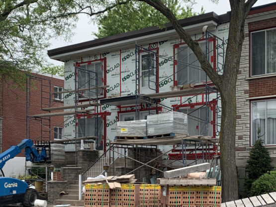 Réparation d'un mur de brique quadruplex résidentiel
